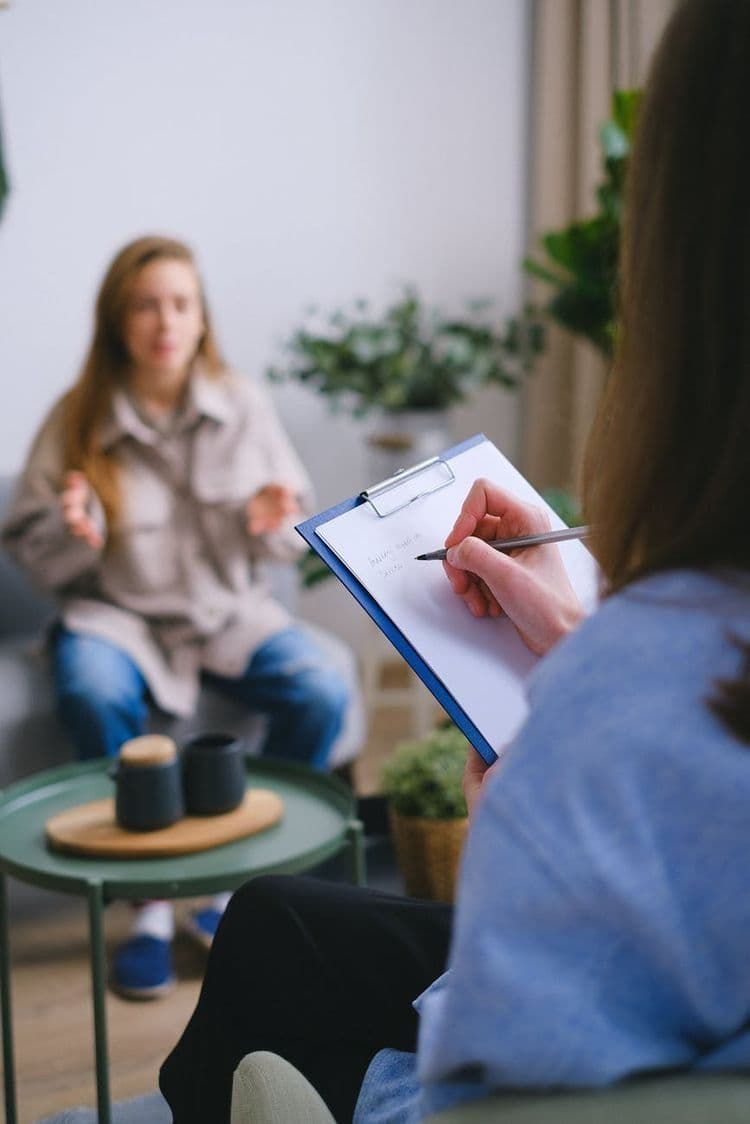 Psicóloga em atendimento enquanto Clinisor agenda outra consulta
